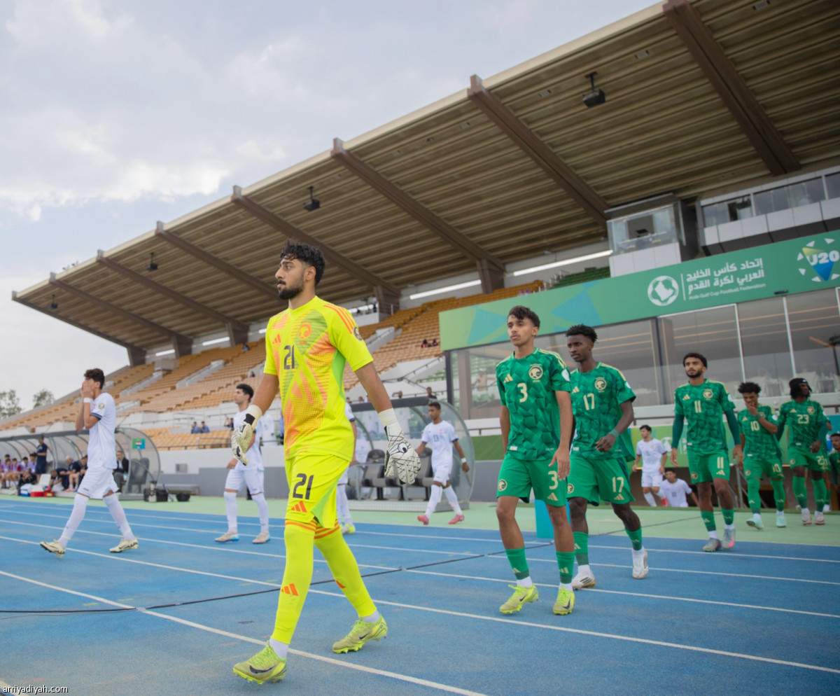 الأخضر يعبر