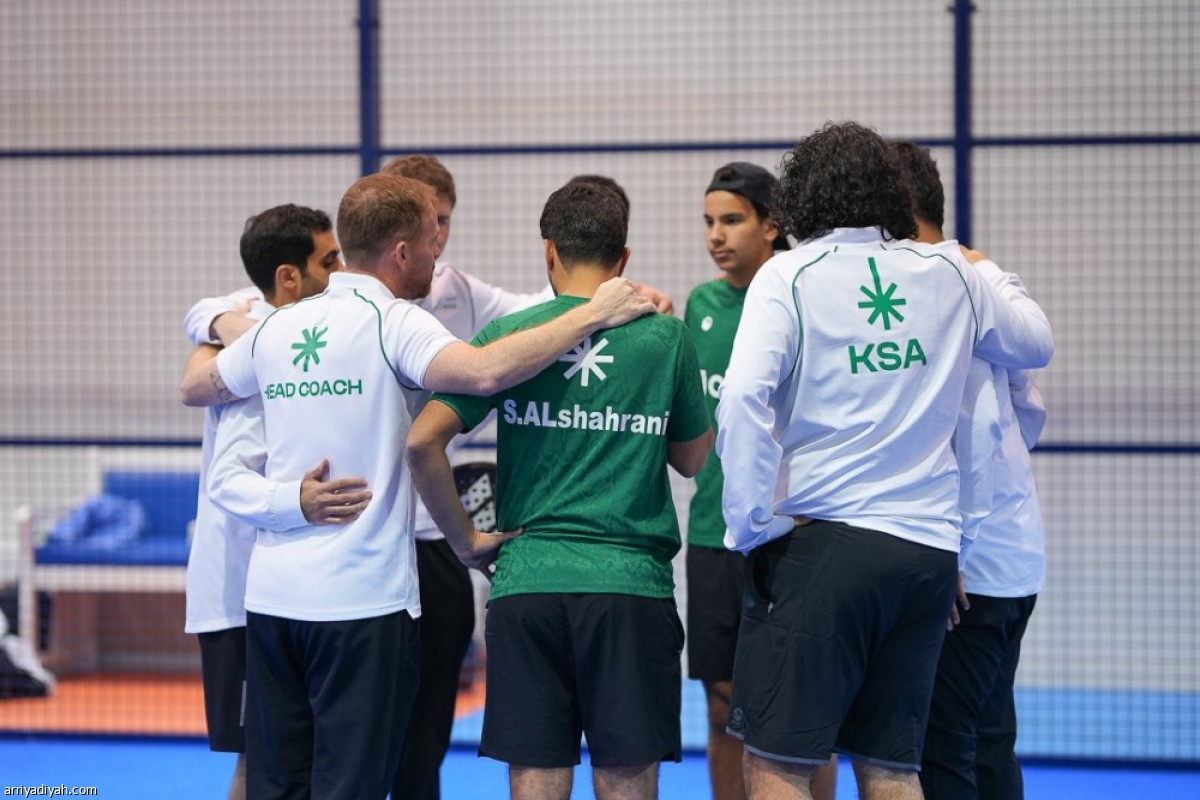 الأخضر يعبر