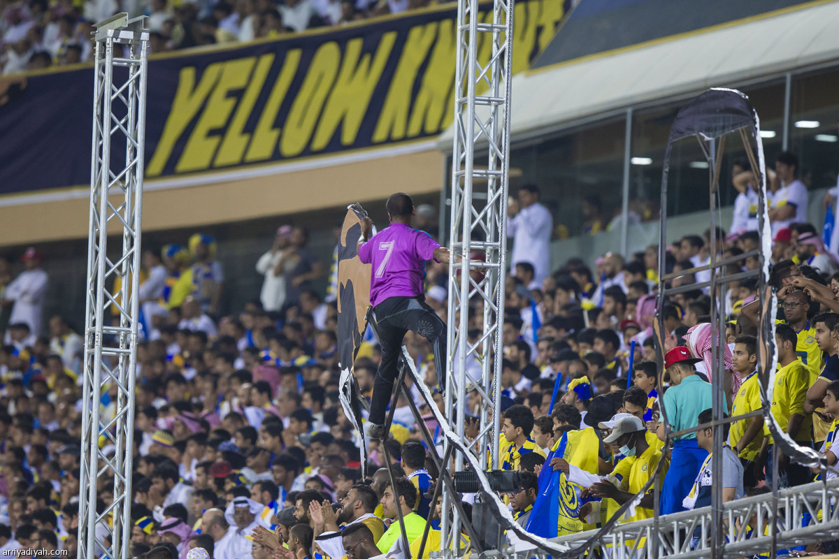 المدرج الأصفر يخطف الأنظار