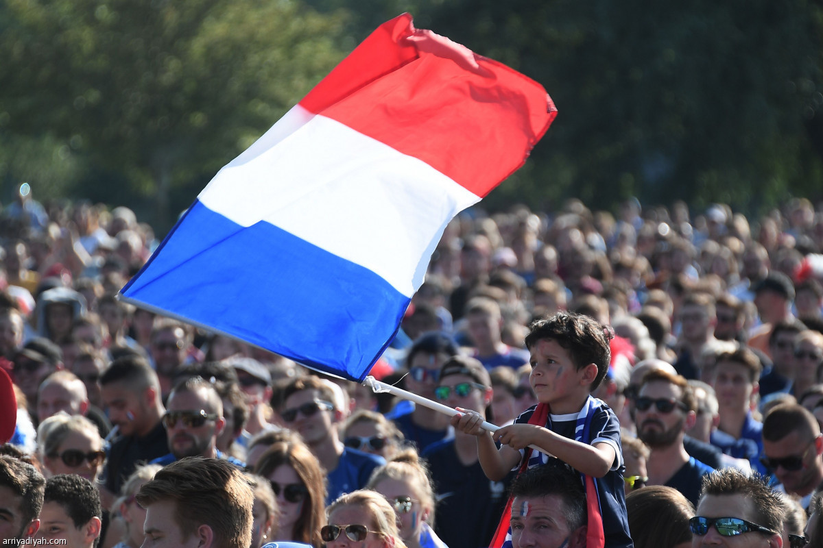 «الديوك».. أول الواصلين