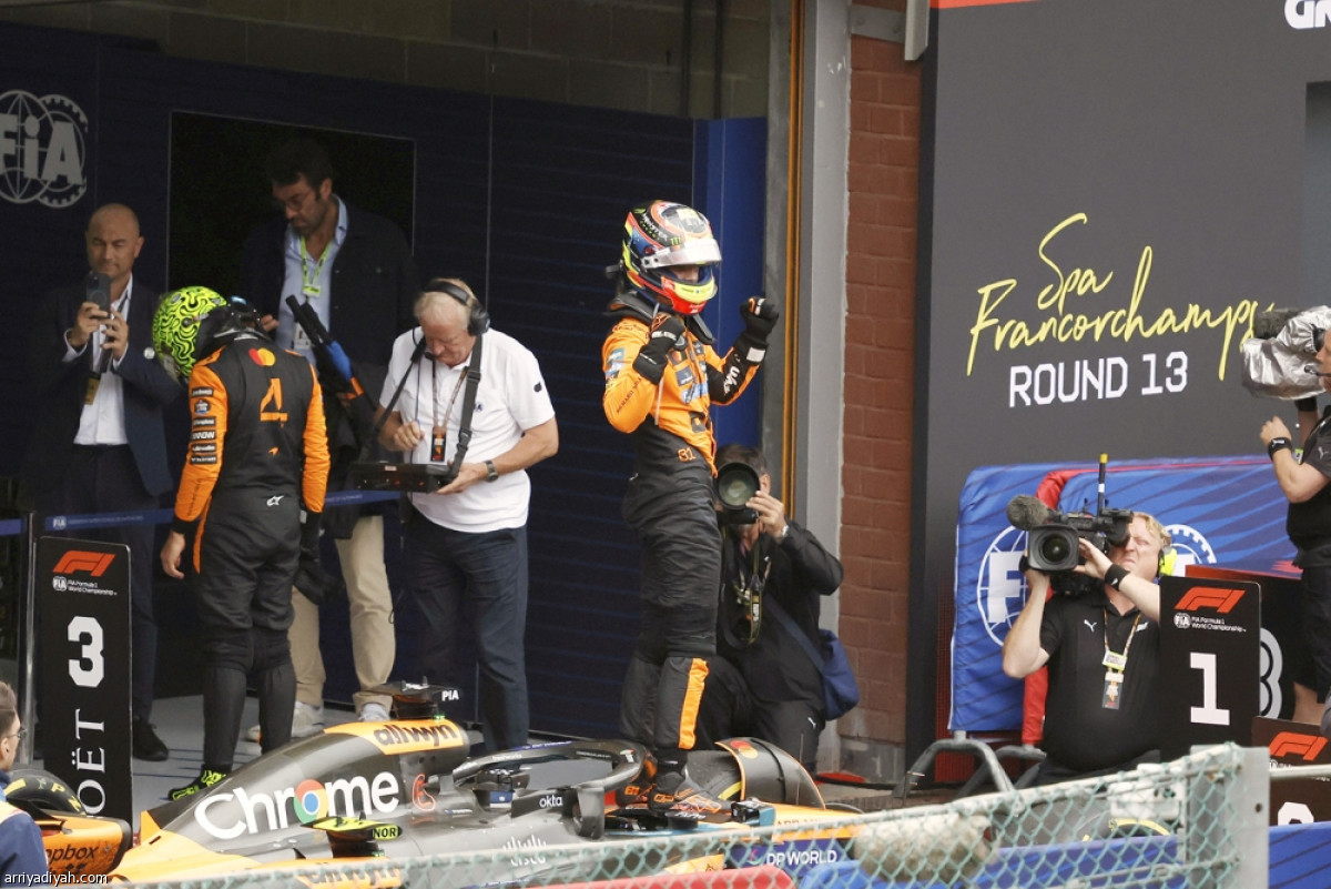 البطل يحتفل