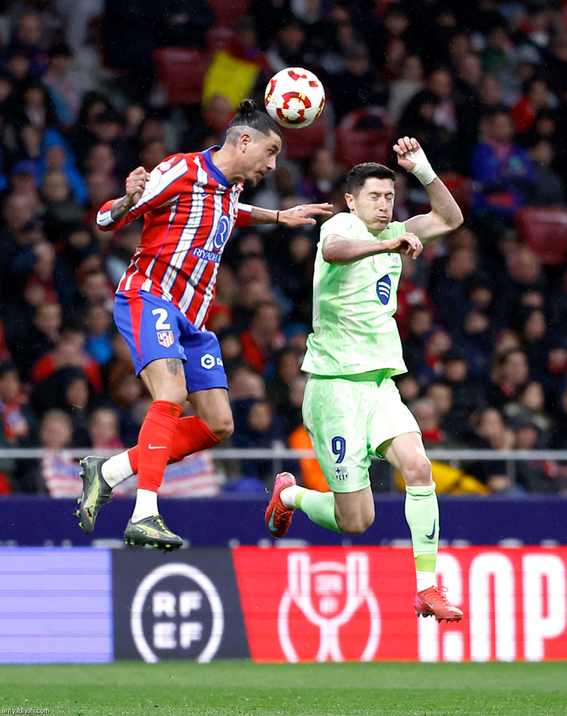 برشلونة يعبر