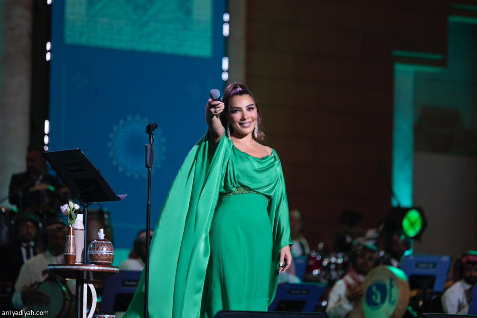 أصالة تحرك جمهور مسرح البواردي بـ«شو هالشقراء بتجنن»