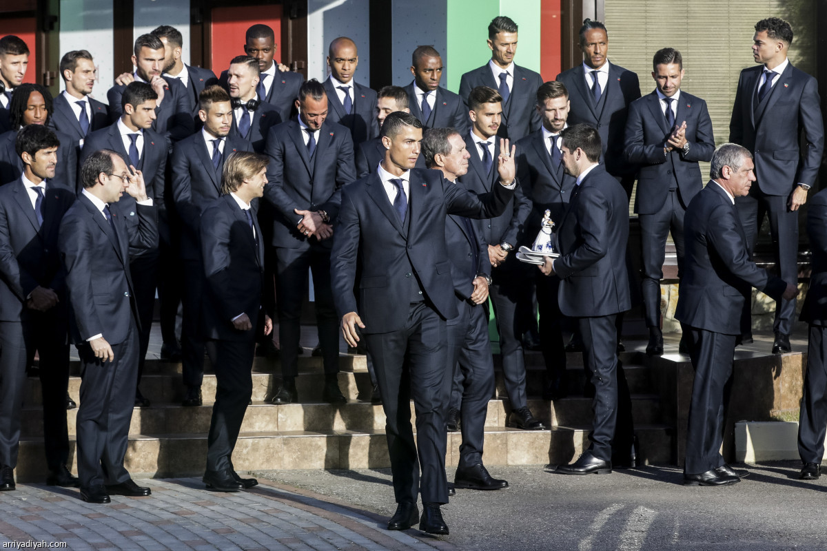 الدون ورفاقه .. يصلون