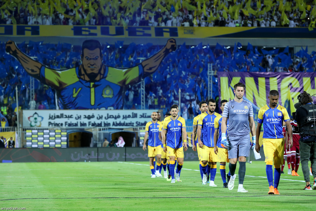 المدرج الأصفر يخطف الأنظار