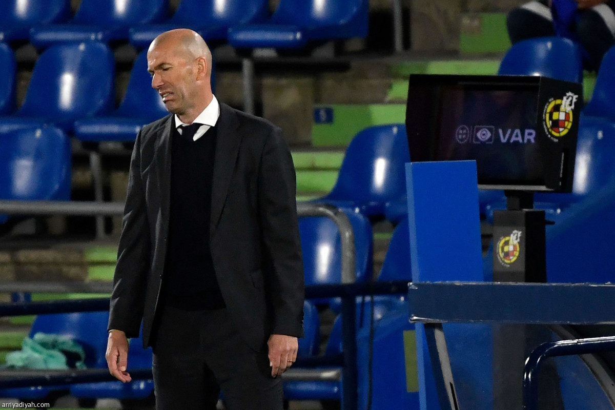 الريال يتعثر