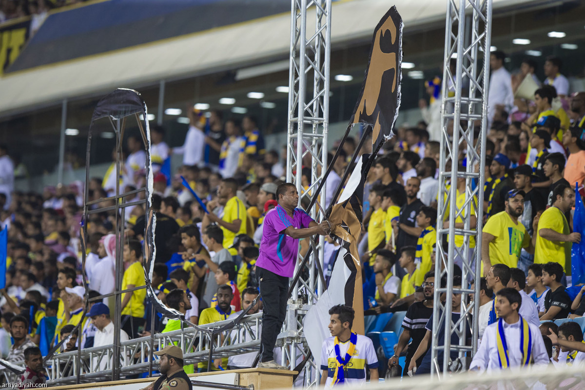 المدرج الأصفر يخطف الأنظار