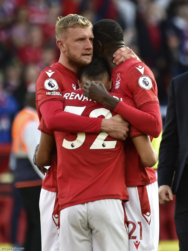 أرسنال يتعثر.. ويهدي السيتي لقب الدوري