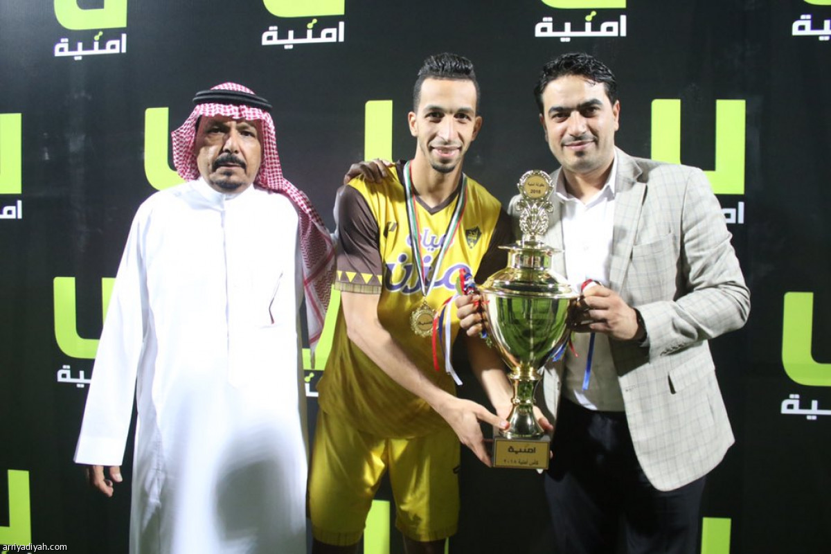 أحد يتوشح الذهب