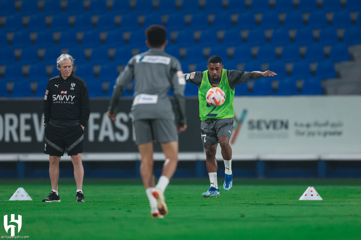 الهلال.. مناورة فنية