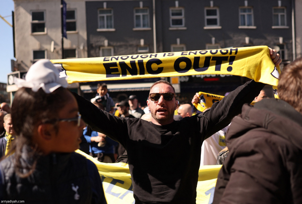 جماهير توتنام تحتج